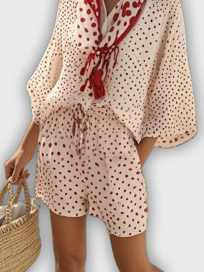 סט קיץ מנוקד עם מכנסיים קצרים וצעיף